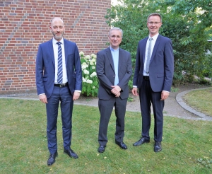 Stiftungsdirektor Dr. Christopher Haep (l.) mit seinem Stellvertreter und Dienststellenleiter Schwerin, Paul Zehe (r.) und Erzbischof Dr. Stefan Hee 