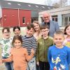 Grundschulleiter Bernhard Baumanns mit Kindern vor dem Neubau der Johannes-Prassek-Schule in Lbeck. (Foto: Marco Heinen)