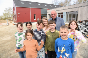 Grundschulleiter Bernhard Baumanns mit Kindern vor dem Neubau der Johannes-Prassek-Schule in Lbeck. (Foto: Marco Heinen)